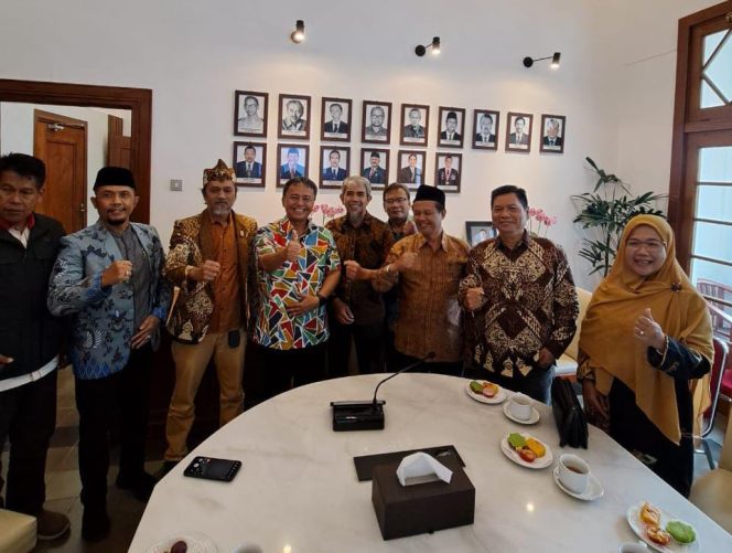 
					Solusi Ijazah Tertahan: FKKSMKS Kota Cimahi Dukung MoU dengan Pemprov Jabar
