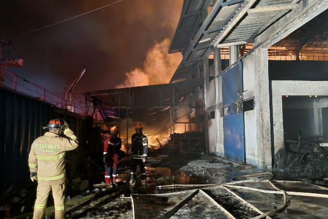 
					12 Jam Berjibaku, Petugas Damkar Bandung Padamkan Api di Tiga Pabrik Plastik dan Lem