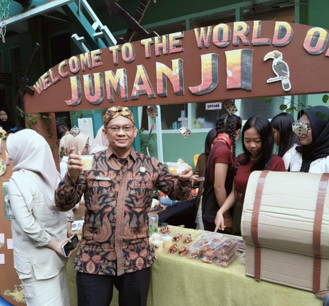 
					FESJAPRO : Festival Jajanan dan Seni Profita, Program P5 dan Kewirausahaan SMK Profita Bandung