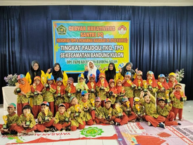 
					FKPQ Bandung Kulon Gelar Lomba Kaligrafi dan Hias Topi untuk Santri