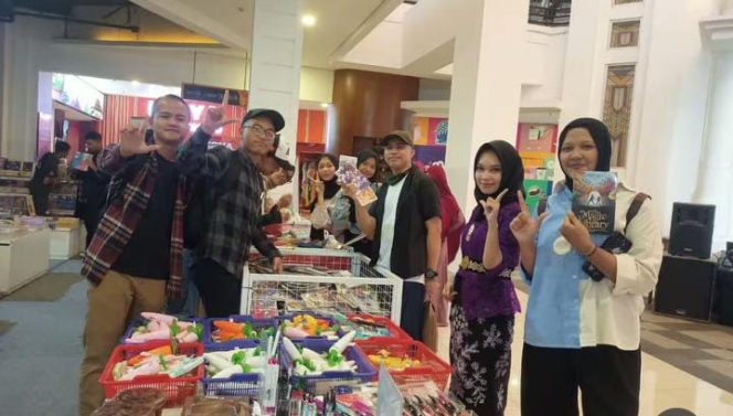 
					Siswa SMKN 4 Padalarang Unjuk Kemampuan di Festival Buku Gramedia