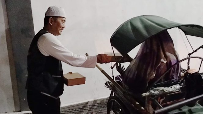 
					Bentuk Kepedulian Pekerja Malam, Baksos’e Suroboyo Gelar Sahur Keliling di Surabaya