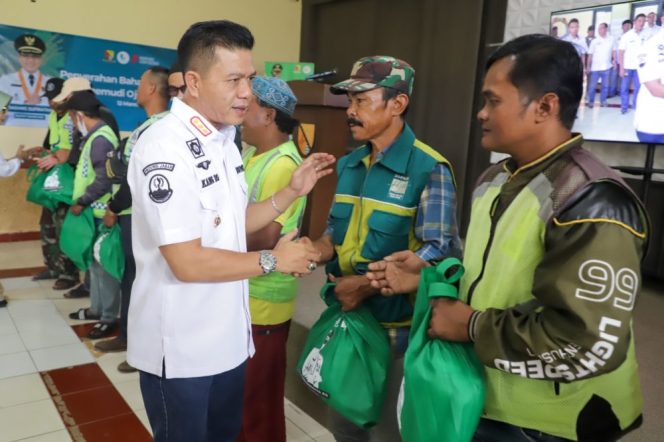 
					Peduli Warga, Bupati Bandung Salurkan Bantuan Sembako di 31 Kecamatan