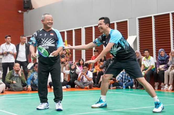 
					Pertandingan Eksibisi Taufik Hidayat dan Abdul Mu’ti Menjuarai Liga Bulutangkis Kemendikdasmen