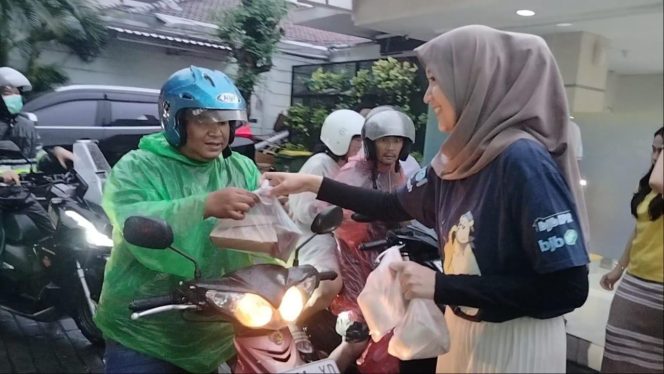 
					“Takjil on the Spot”: Aksi Berbagi Baksos’e Suroboyo dan Bank BJB Surabaya