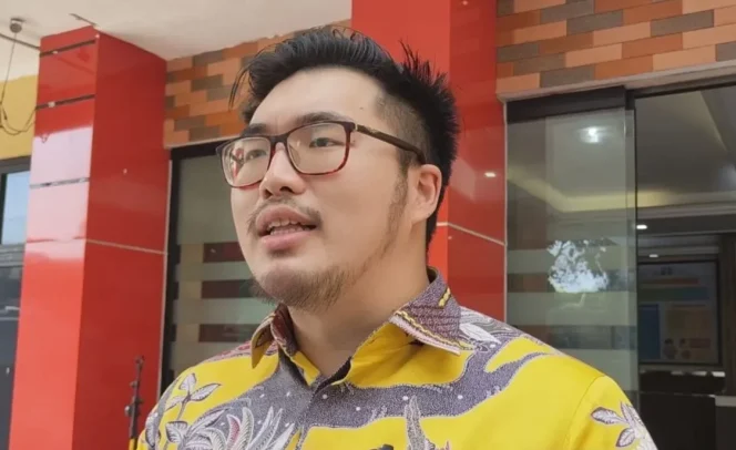 
					Kuasa hukum mitra dapur Ibu Ira, Danna Harly memberikan keterangan kepada wartawan di Polres Metro Jakarta Selatan, Jakarta, Jumat (18/4/2025). ANTARA/