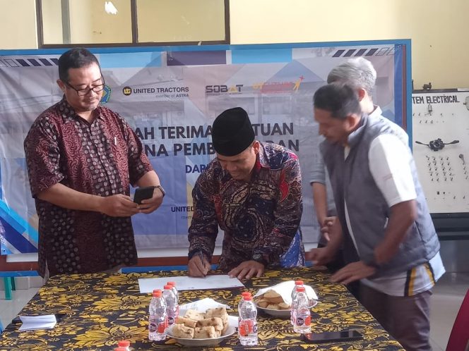 
					Dukung Teaching Factory, United Tractors Bantu SMK Banjar Asri Kembangkan Sarana Belajar