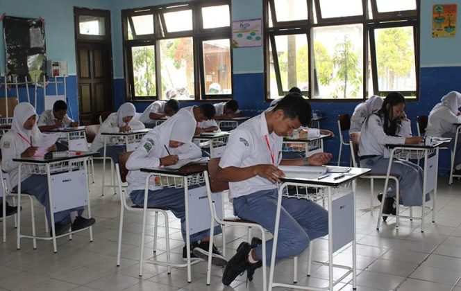 
					Sejumlah siswa sedang mengerjakan soal Ujian Nasional.
