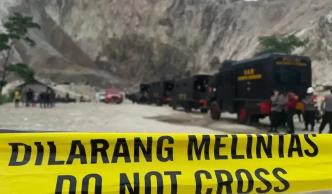 
					Garis polisi yang terpasang di area kejadian longsor di Gunung Kuda Cirebon, Jawa Barat, Jumat (30/5/2025)./ANTARA