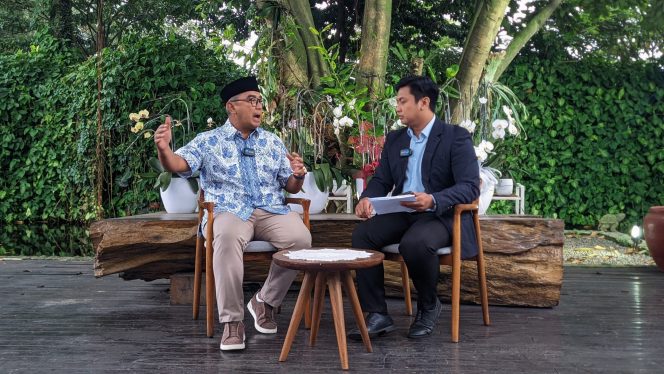 
					Wali Kota Bandung, Muhammad Farhan saat dalam program “Siaran Bareng Pak Wali” yang ditayangkan oleh TVRI Jawa Barat.