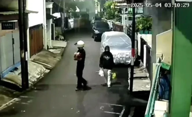 
					Rekaman kamera pengawas (CCTV) memperlihatkan aksi sepasang orang tua meninggalkan bayinya di kawasan Jatinegara Kaum, Pulogadung, Jakarta Timur, Minggu (4/5/2025) dini hari. ANTARA/