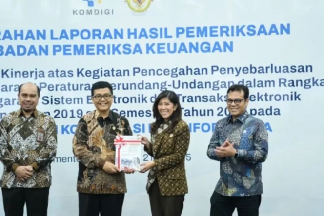 
					Menteri Komunikasi dan Digital Meutya Hafid (dua dari kanan) saat hadir dalam acara penyerahan LHP BPK RI di kantor Komdigi, Jakarta, Jumat (2/5/2025). /ANTARA