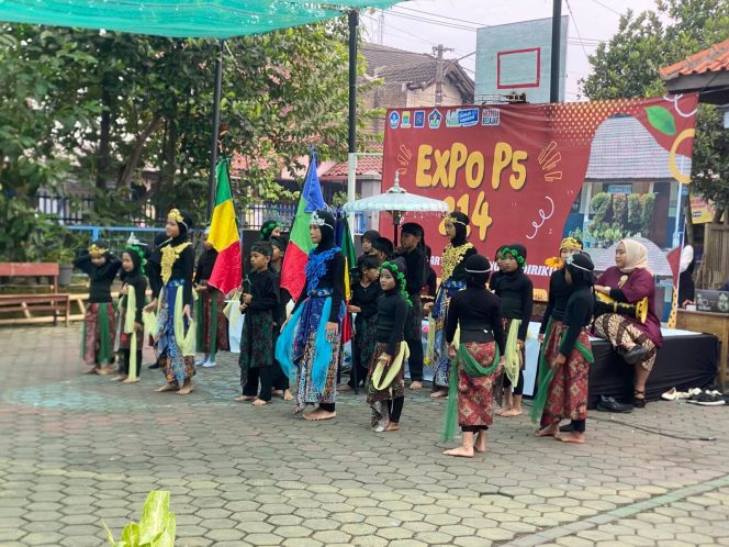 
					Gelaran Expo Projek Penguatan Profil Pelajar Pancasila (P5) SDN 214 Perumnas Cijerah dengan tema “Pesona Kebudayaanku, Kebanggaan Diriku”
