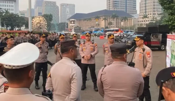 
					Sejumlah petugas dari kepolisian saat menggelar apel persiapan pengamanan demo ojol di Jakarta, Senin (21/7/2025). ANTARA/HO-Humas Polres Jakpus.