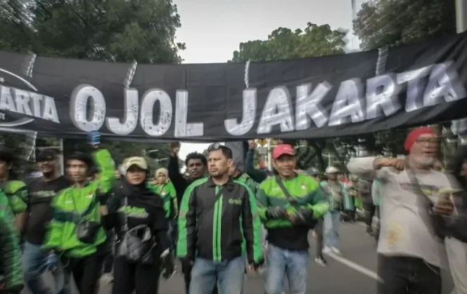 
					Sejumlah pengemudi ojek daring berunjuk rasa di kawasan Patung Kuda, Jakarta, Selasa (20/5/2025)/ANTARA