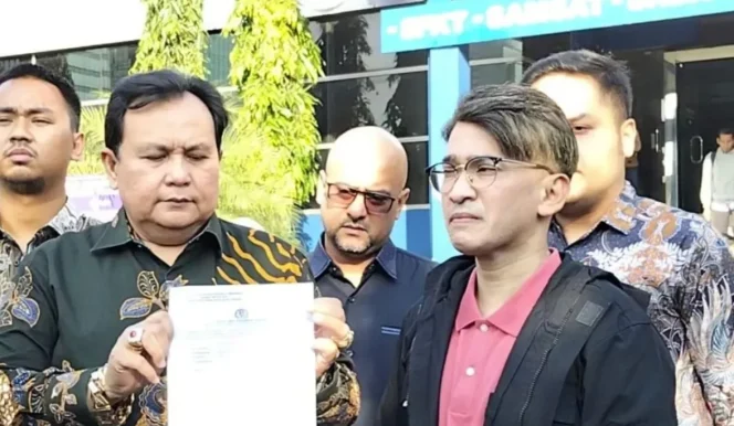 
					Presenter Tanah Air, Ruben Onsu didampingi kuasa hukumnya Minola Sebayang (kiri) saat ditemui di Polda Metro Jaya, Kamis (31/7/2025)/ANTARA