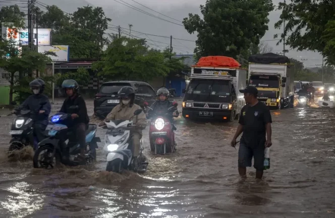 
					Arsip foto - Para pengendara melalui jalan Trans Sulawesi yang tergenang semasa hujan di Kota Palu, Sulawesi Tengah, Jumat (25/4/2025)/ANTARA/