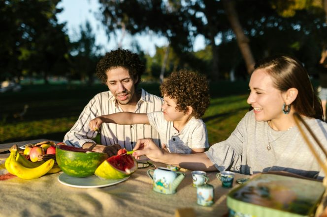 
					Ilustrasi - Orang tua mengajak anak makan buah/Pexels/