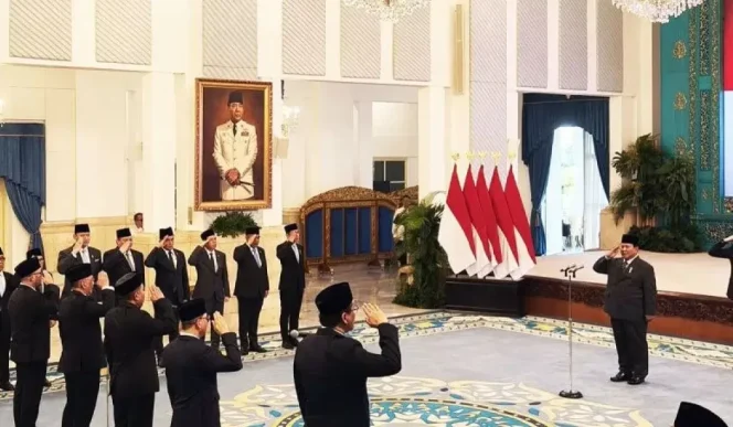 
					Presiden Prabowo Subianto (kanan) saat melantik lima menteri baru di Kabinet Merah Putih, bertempat di Istana Negara, Jakarta, Senin (8/9/2025)./ANTARA/