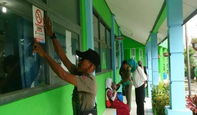 
					Petugas Satpol PP menempelkan stiker larangan merokok di lingkungan sekolah saat sidak perda KTR di sekolah dan warung di wilayah Kota Bogor, Jawa Barat/ANTARA