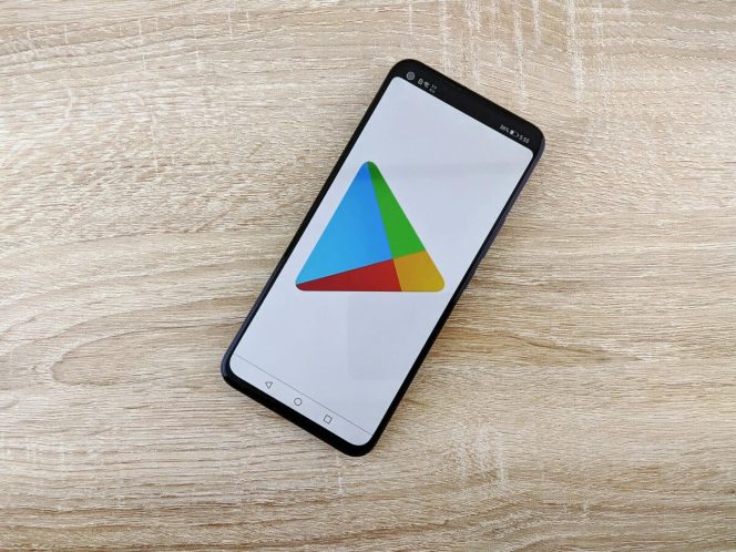
					Google PLay Store pada sebuah smartphone/Pexels