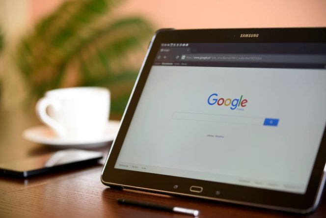 
					Google Uji Coba Integrasi AI Overviews dan AI Mode untuk Pencarian Lebih Interaktif