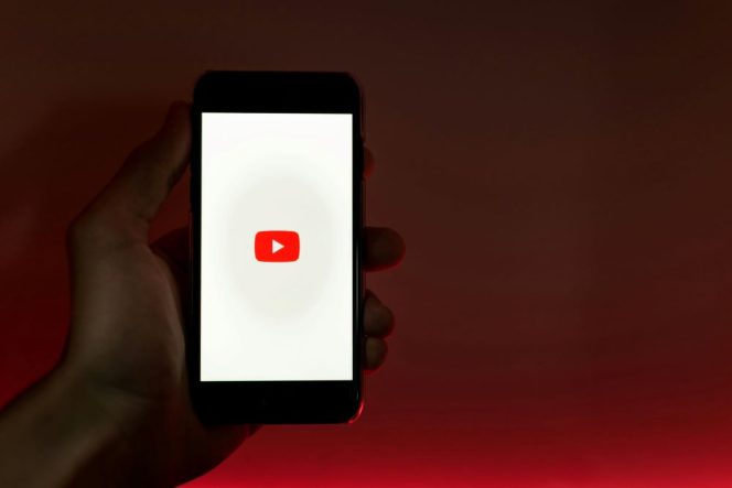 
					Ilustrasi - Logo YouTube di perangkat seluler/Pexels