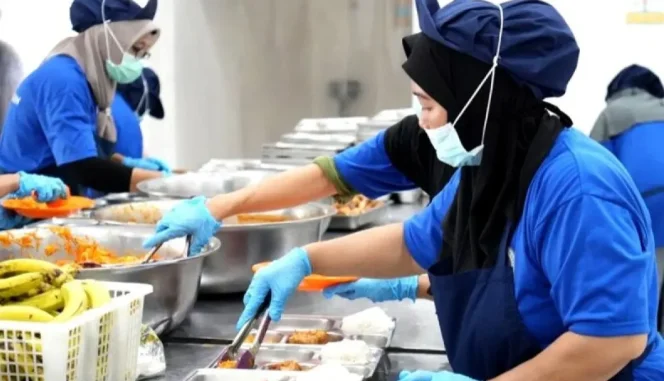 
					Petugas di SPPG tengah menyiapkan Makan Bergizi Gratis (MBG) untuk diberikan kepada penerima manfaat. ANTARA