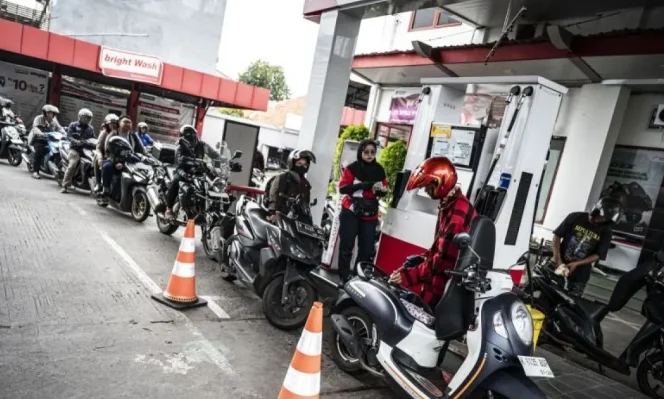 
					Pengendara sepeda motor mengisi bahan bakar minyak (BBM) jenis Pertamax di SPBU COCO Jalan Ahmad Yani, Semarang, Jawa Tengah, Selasa (31/3/2026)/ANTARA